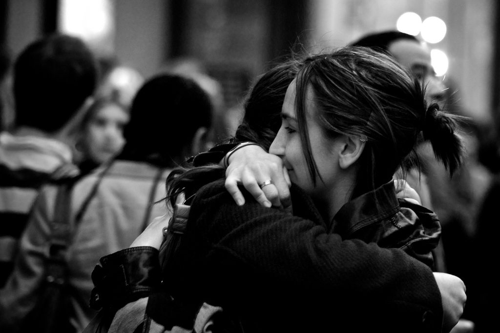 hug-photo-black-and-white-london-girls-hugging-the-round-peg
