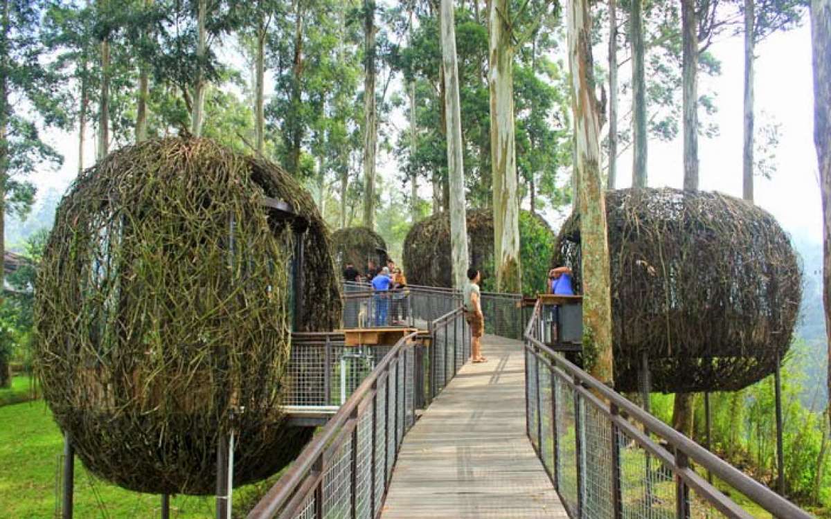 10 Tempat Makan Di Bandung Yang Jadi Tujuan Wisata Kuliner Uprintid