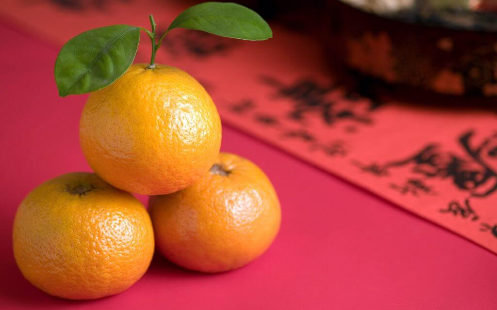 merayakan imlek makan jeruk mandarin