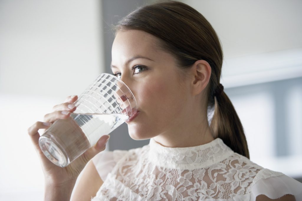 cara menyegarkan tubuh 07-mengkonsumsi-air-mineral