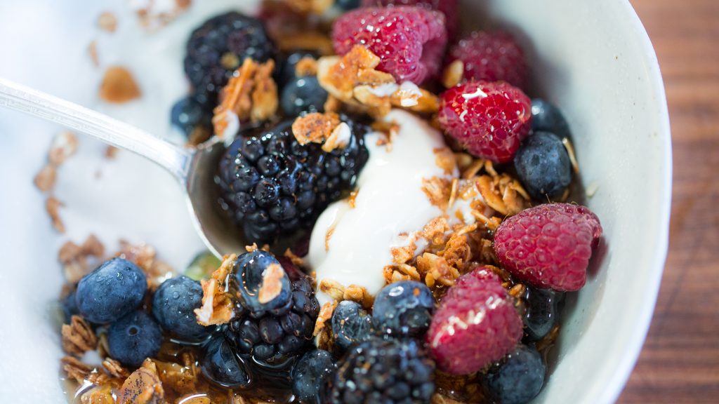 jenis-makanan-sehat-01-yoghurt-blackberry