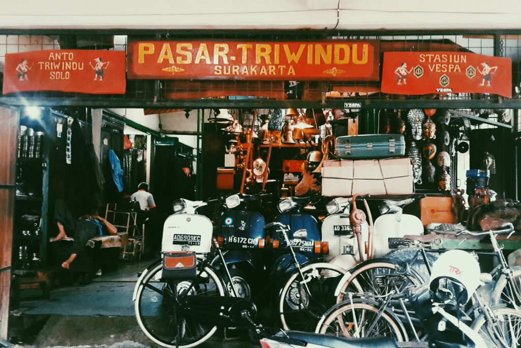 tempat-belanja-oleh-oleh-di-solo-03-pasar-triwindu