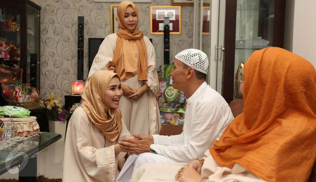 Momen Lebaran Bersama Keluarga Yang Penuh Haru - Uprint.id