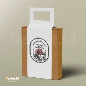 Kemasan parfum dengan desain elegan dan logo Luna Scents.