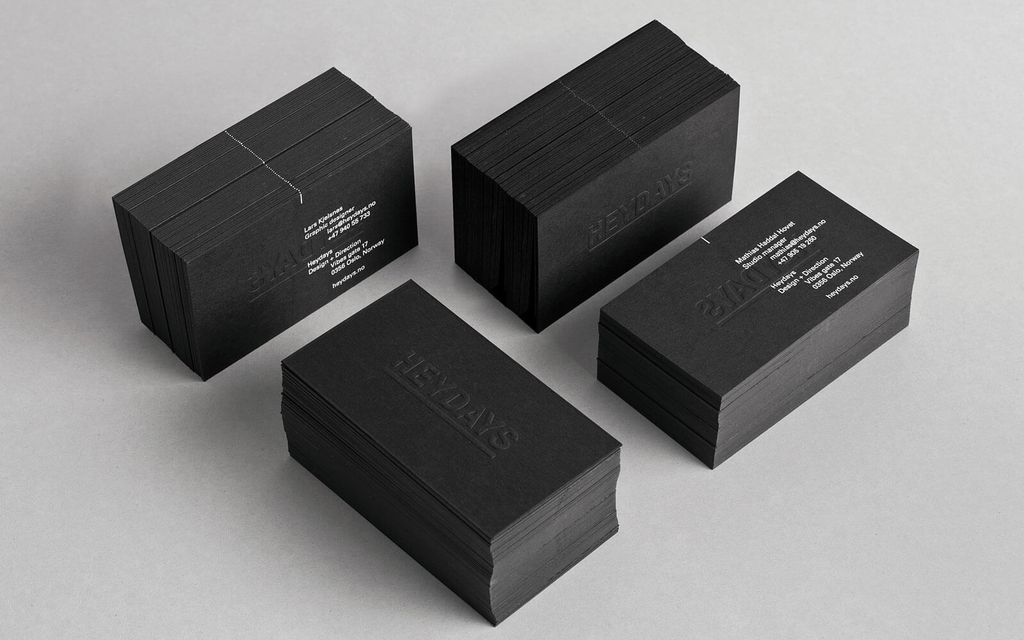Empat set kartu bisnis Heydays dengan desain minimalis dan cetak debossed hitam.