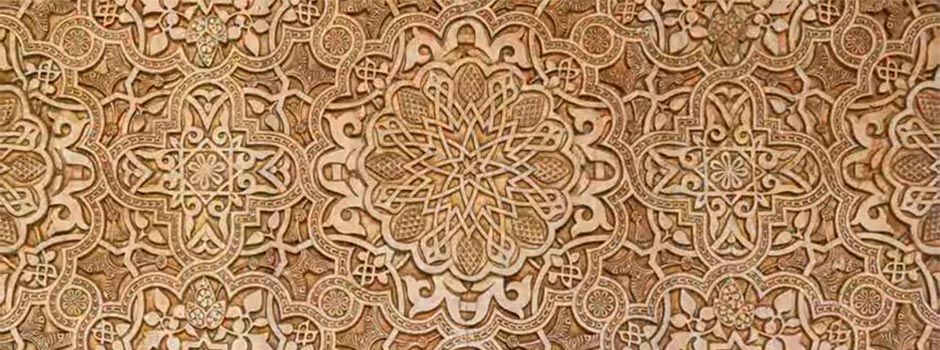 Motif geometris Arab dalam ukiran kayu, detail seni tradisional.