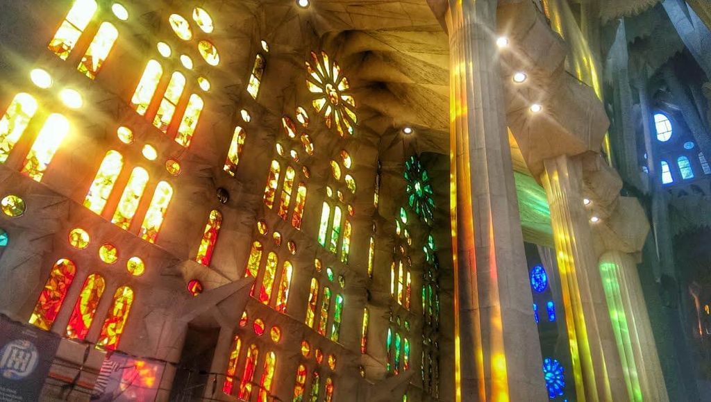 Interior katedral dengan kaca cermin warna-warni dan arsitektur unik