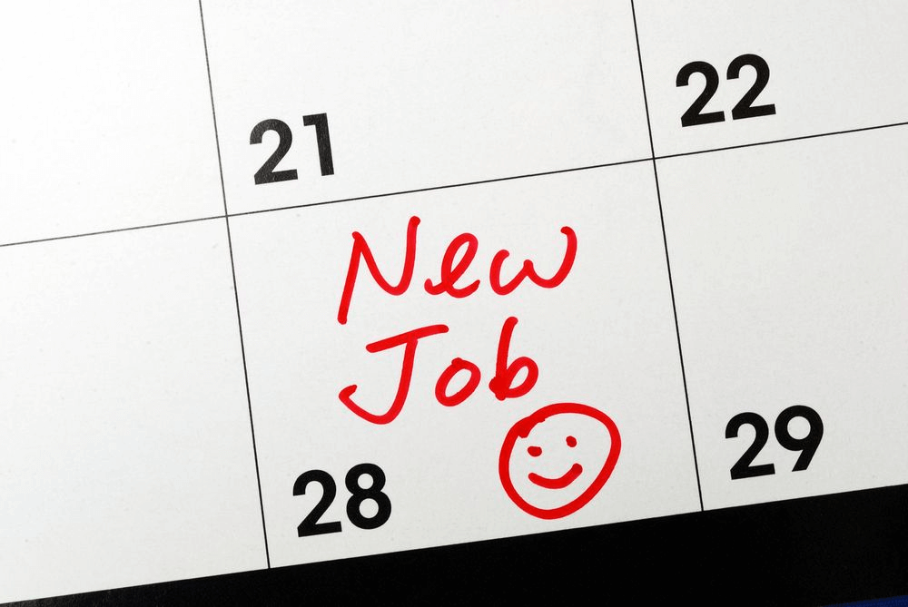 Kalender menunjukkan tanggal 28 dengan tulisan 'New Job' dan emoji senyum.
