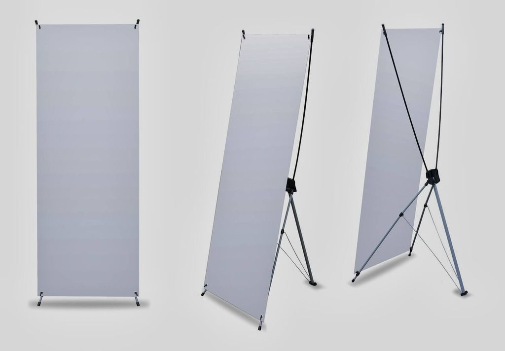 Tiga pilihan tripod display stand dengan poster putih, ideal untuk promosi dan presentasi.