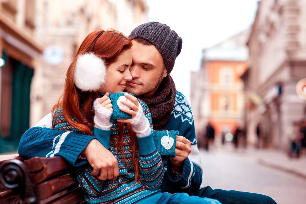 Pasangan berpelukan di depan toko, tahun baru, romantisme