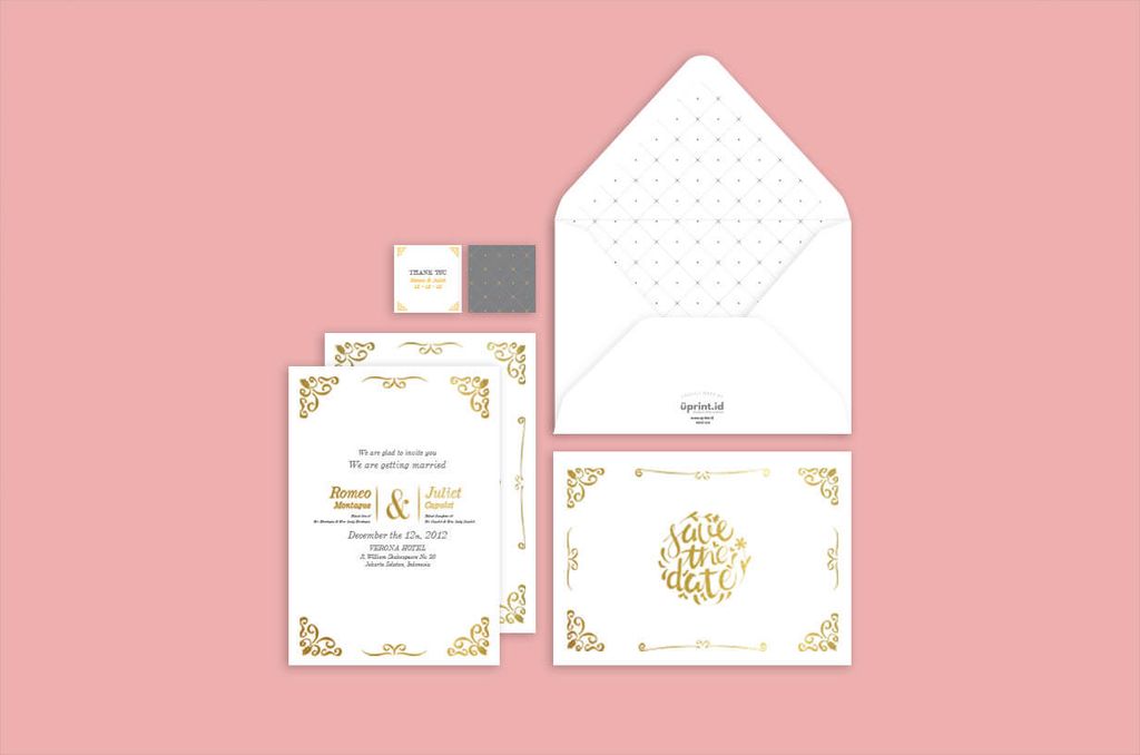 Undangan pernikahan elegan dengan desain emas dan envelope putih, cocok untuk acara formal.