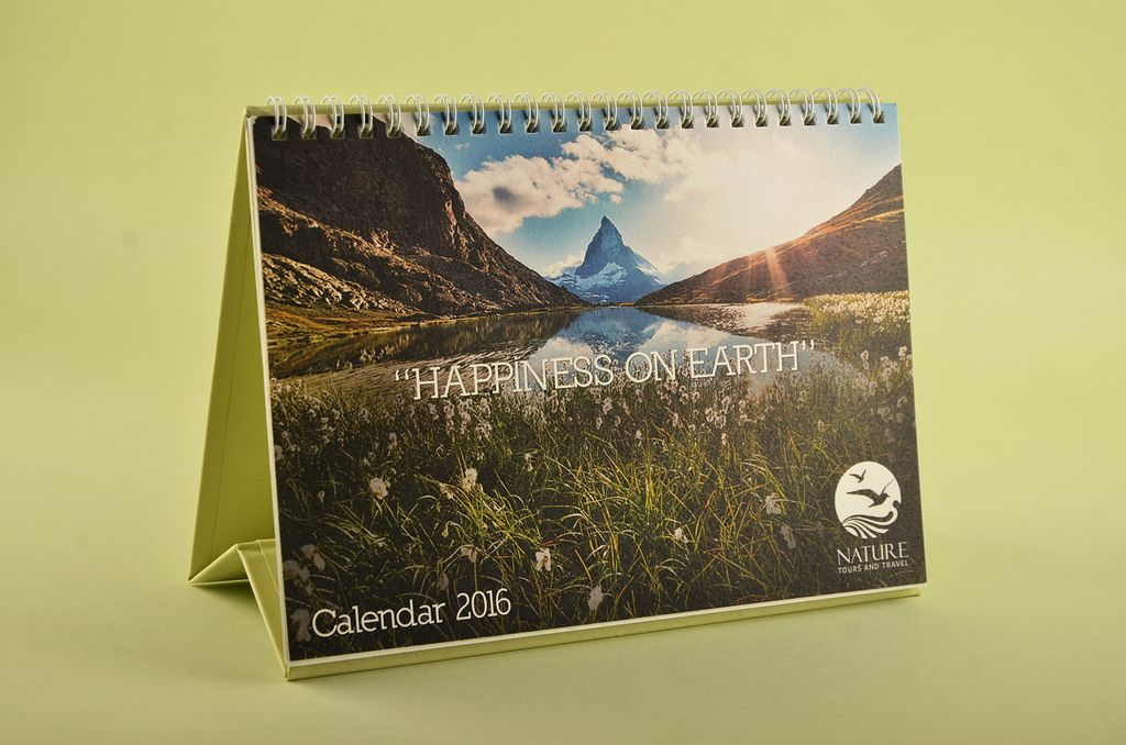 Kalender 2016 dengan pemandangan alam dan pernyataan 'Happiness on Earth'