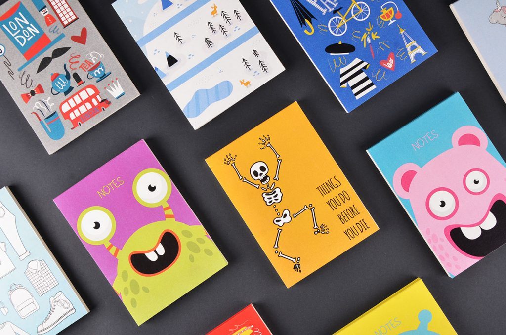 Berbagai notepad dengan desain lucu dan kreatif, ideal untuk penggemar catatan unik.