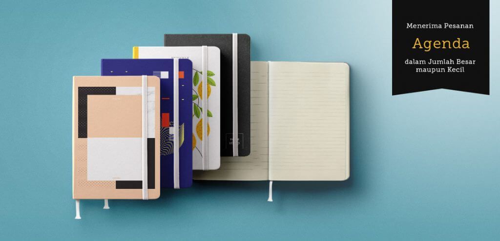 Beberapa buku agenda berwarna dan motif, terbuka di depan.