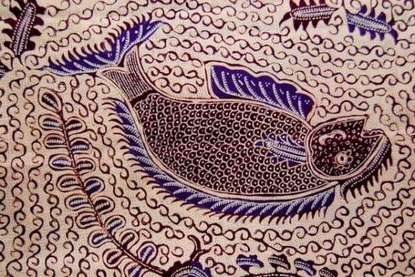 Gambar desain batik dengan motif ikan dan pola abstrak.
