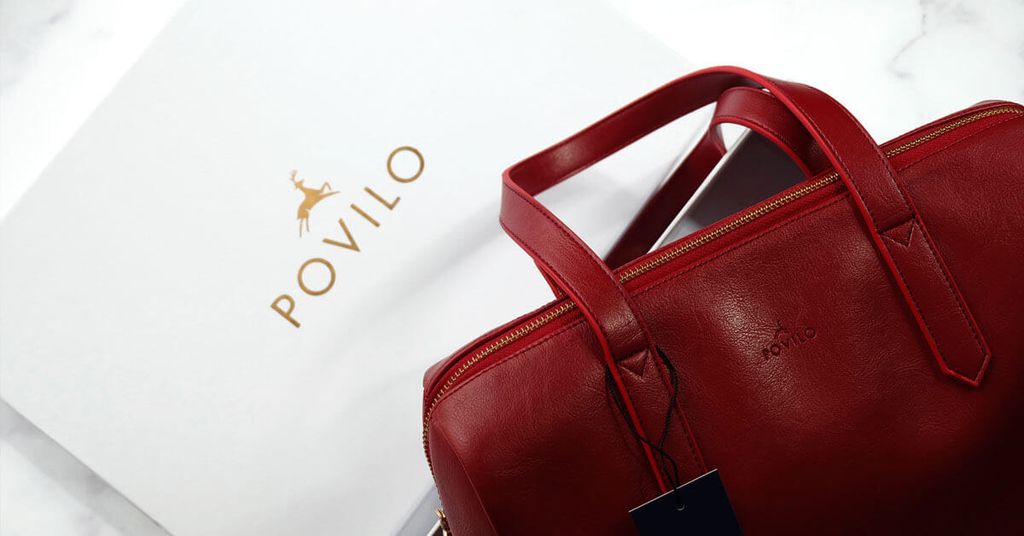 Dompet merah mewah dengan logo Povilo, produk unggulan dari Uprint.id.
