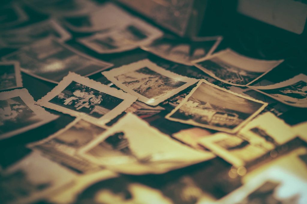 Koleksi foto-foto hitam putih yang terkelompokkan, memberikan nuansa nostalgia.