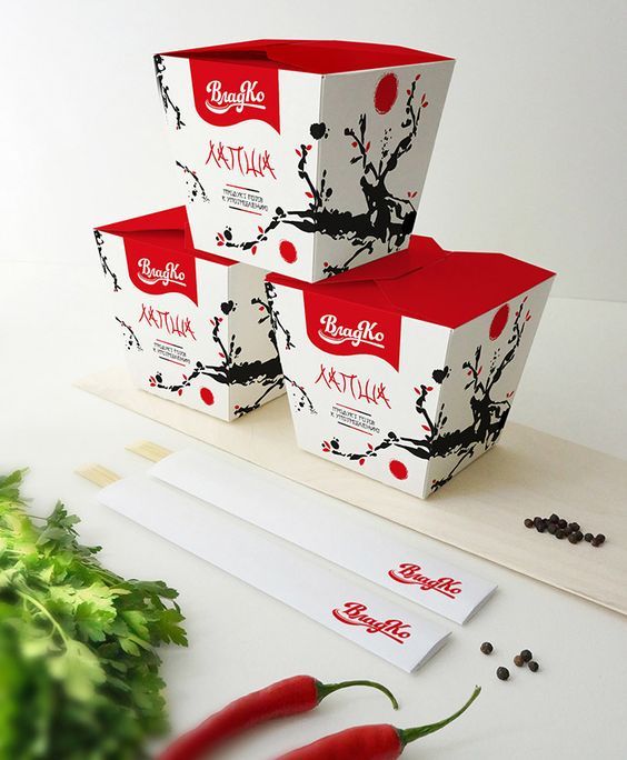 Paket makanan Bragko dengan desain minimalis dan elemen bunga merah