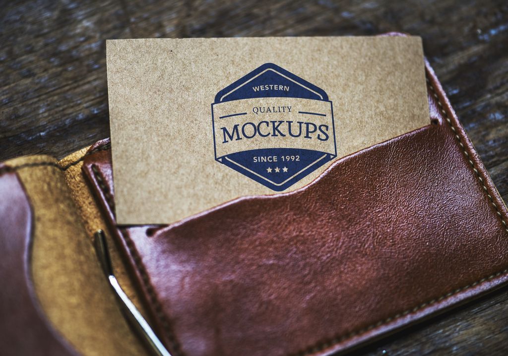 Mockup kartu kuning dengan logo 'Western Quality Mockups' di dompet kulit.