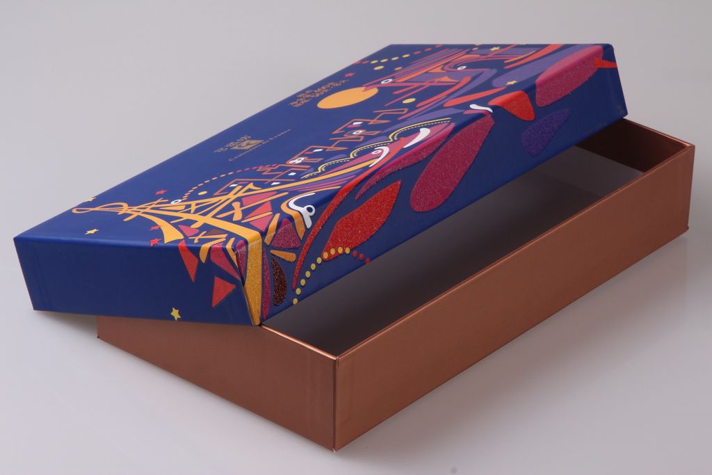 Kotak permen dengan desain grafis modern dan warna cerah, cocok untuk promosi produk.