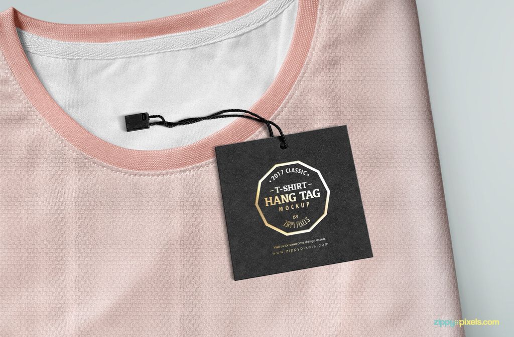 Mockup tag gantung kaos dengan desain elegan dan detail tekstur.