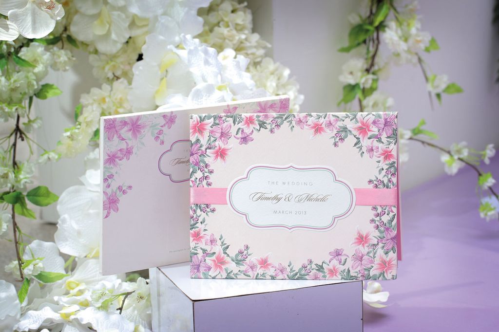 Undangan pernikahan elegan dengan tema bunga dan sablon pink