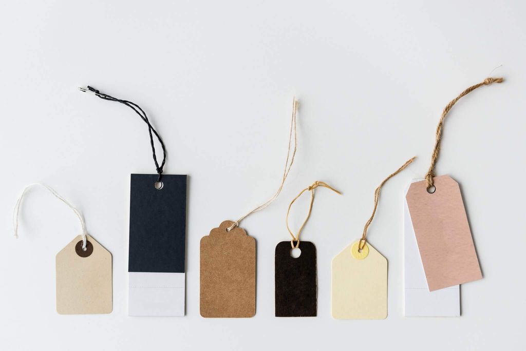 Rangkaian tag label berwarna dengan tali jute, ideal untuk desain kreatif.