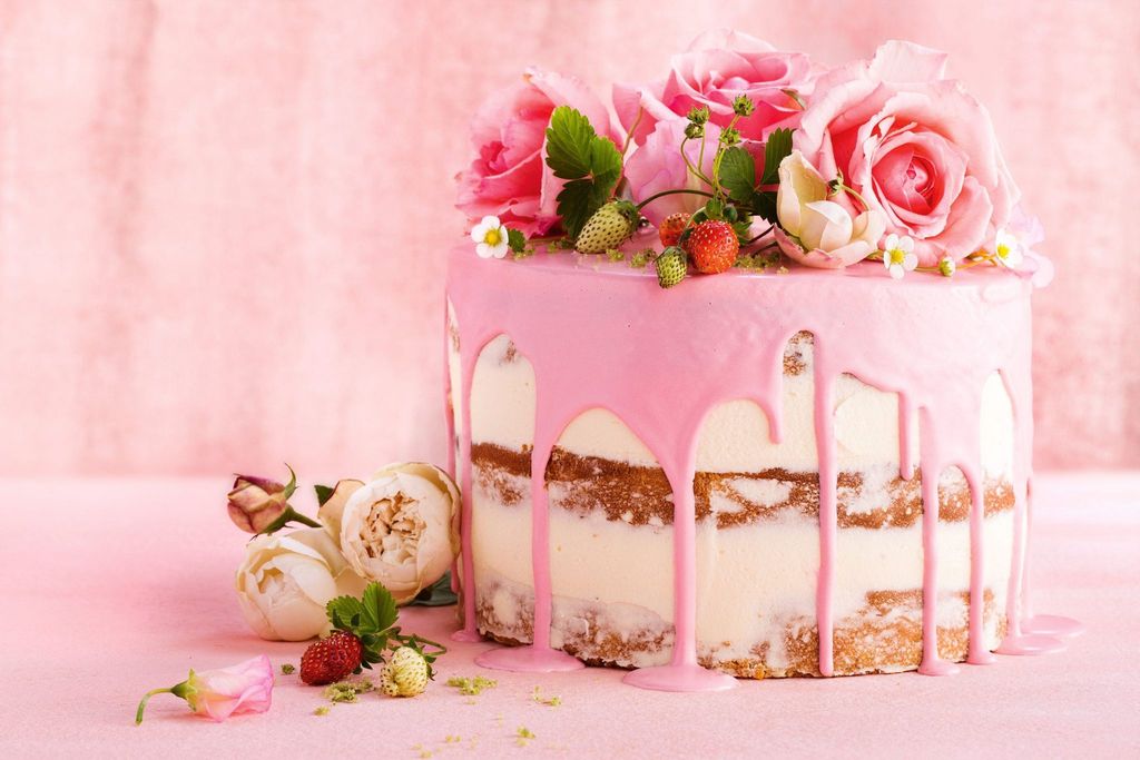 Kue ulang tahun elegan dengan hiasan pink dan bunga mawar.