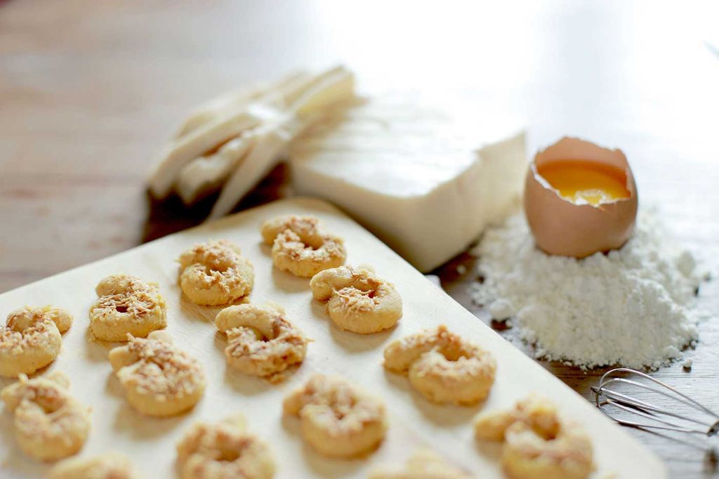 Bahan-bahan makanan seperti telur, tepung, dan adonan kue di meja