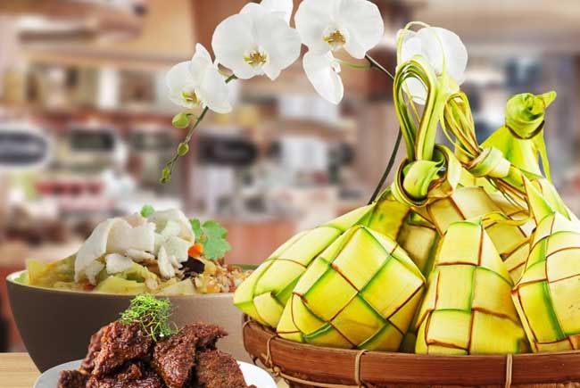 Pilihan makanan tradisional Indonesia dengan ketupat dan sambel.