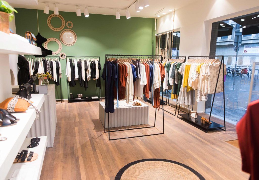 Interior toko dengan penataan visual rapi yang menggambarkan pentingnya material cetak dan presentasi brand yang profesional.