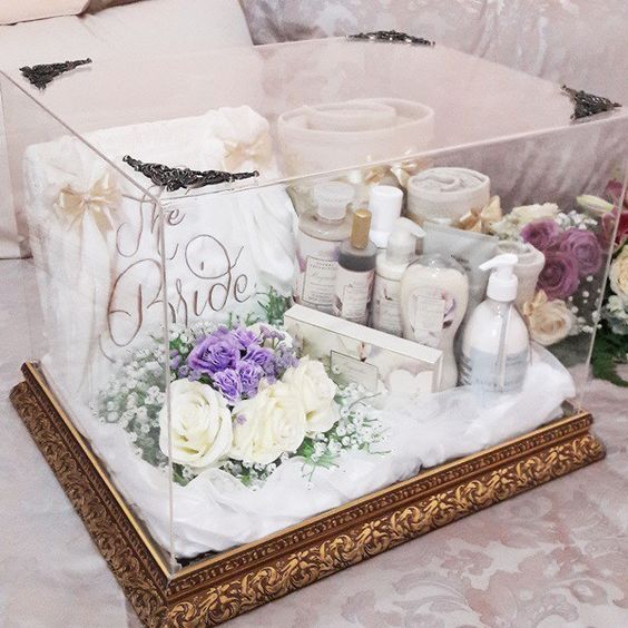 Jasa hias seserahan wedding dengan kemasan premium dan tag nama pasangan