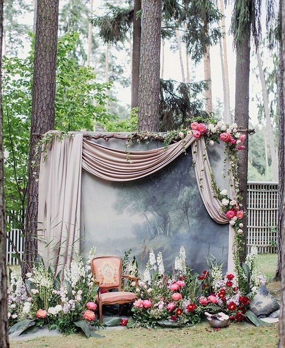 Dekorasi photobooth wedding dan signage acara dengan desain senada