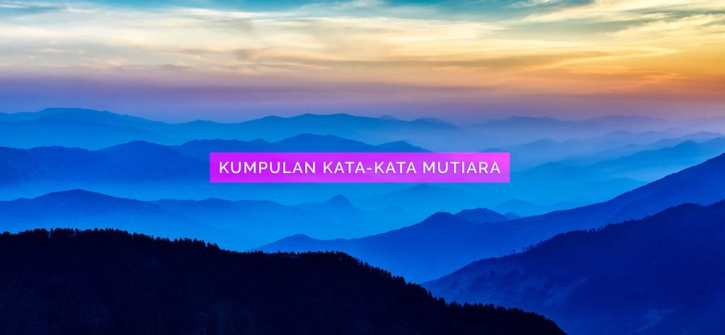 Pemandangan pegunungan dengan warna langit senja