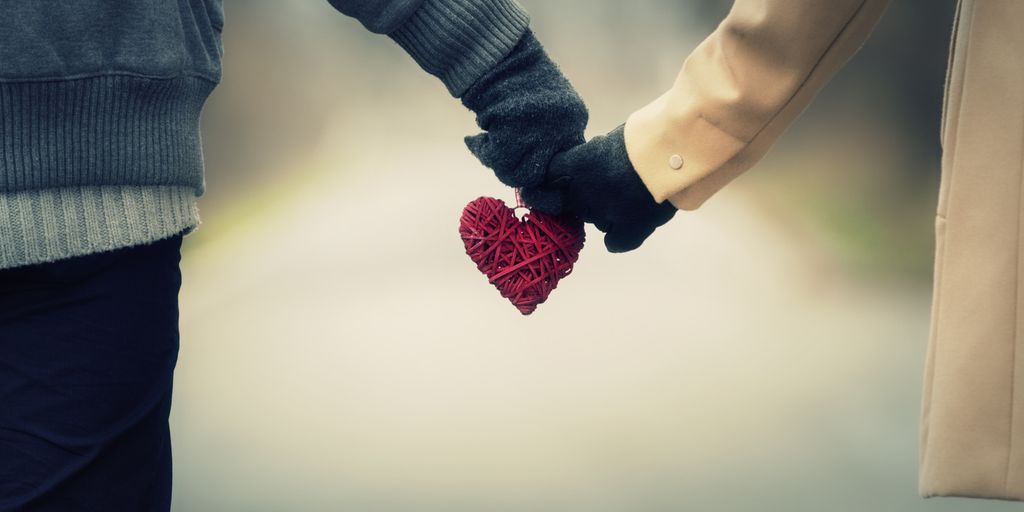Tangan berjalan menuju hati, simbol cinta dan kasih sayang