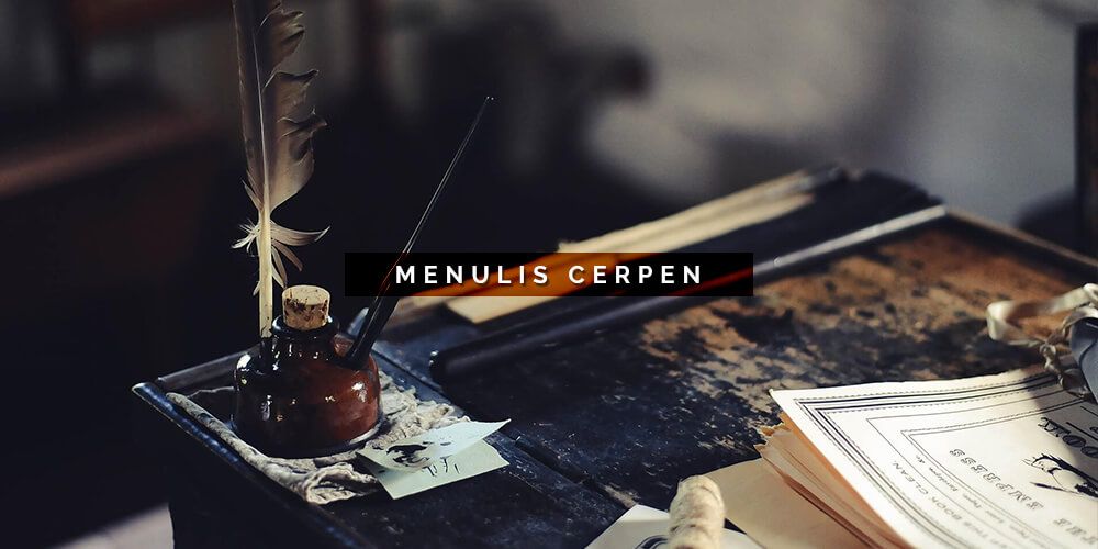 Meja kerja dengan tinta dan pena, menandakan proses menulis cerpen.