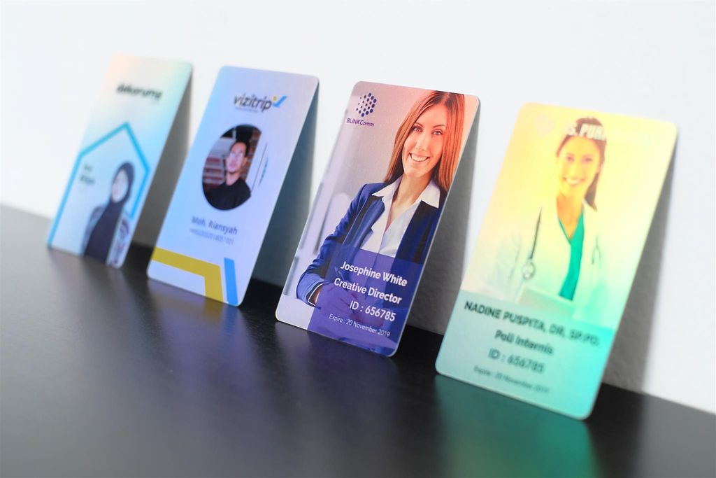Desain ID Card Bahan Unik: Panduan Material Hologram & Silver Metallic untuk Wibawa Brand