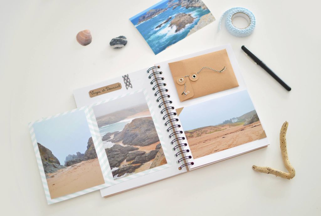 Buku foto terbuka dengan foto pantai dan aksesori percetakan
