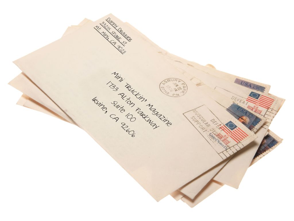 Gambar menunjukkan beberapa surat dengan stempel USA dan alamat ditulis dengan tangan.