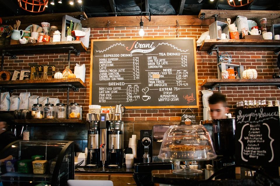 Interior toko kopi dengan papan tulis hitam dan peralatan minum