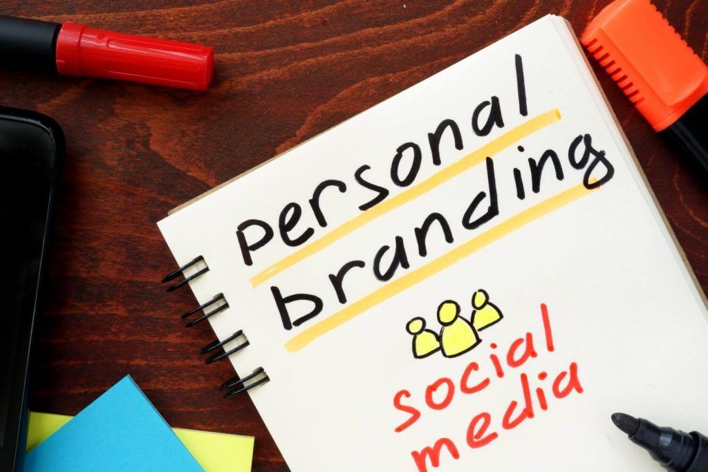 Buku catatan bertuliskan personal branding dan social media sebagai ilustrasi penyusunan identitas brand pada menu restoran