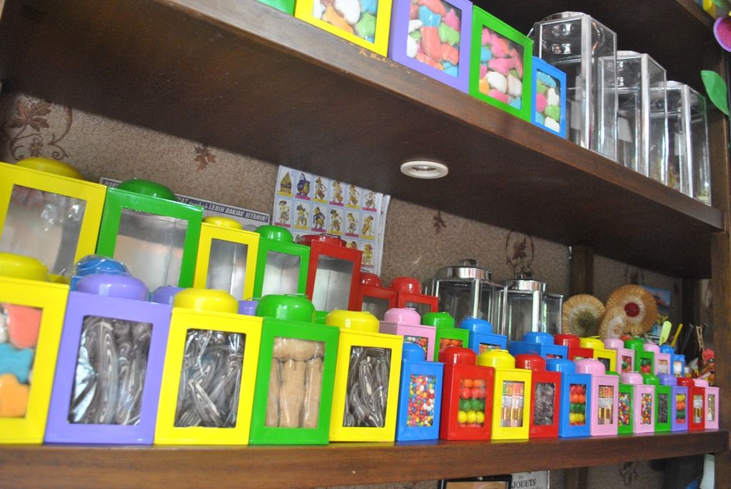 Rak penuh pernak-pernik warna-warni di toko kecil