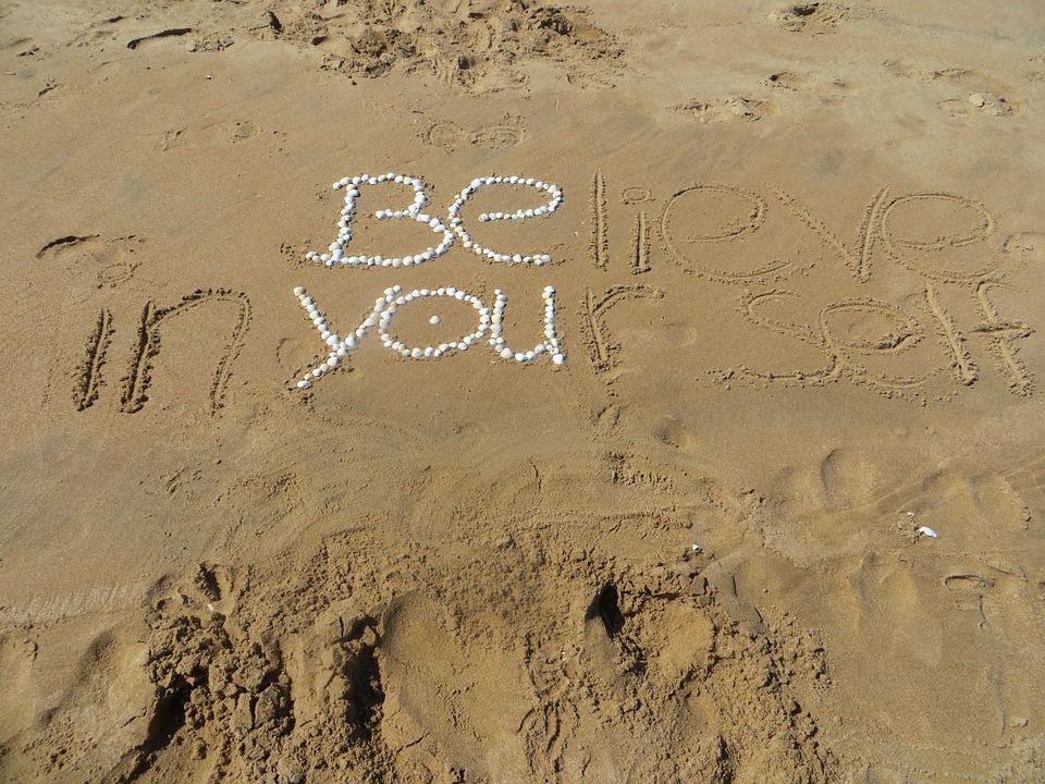 Pesan 'Believe in yourself' terbuat dari butiran pasir di pantai.