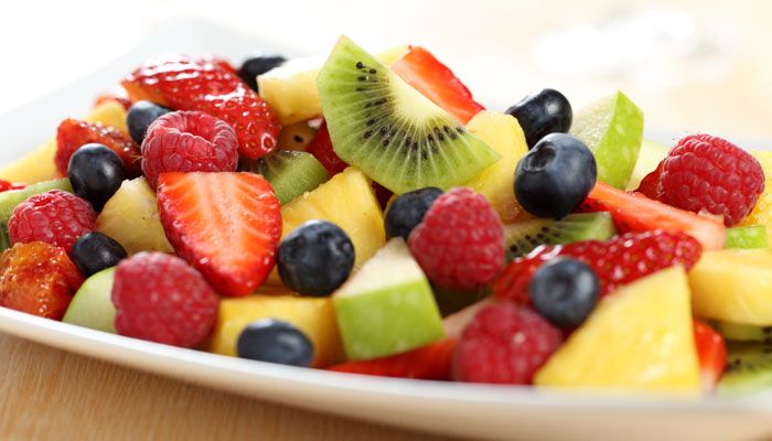 Salad buah segar dengan berbagai jenis buah dan buah-buahan.
