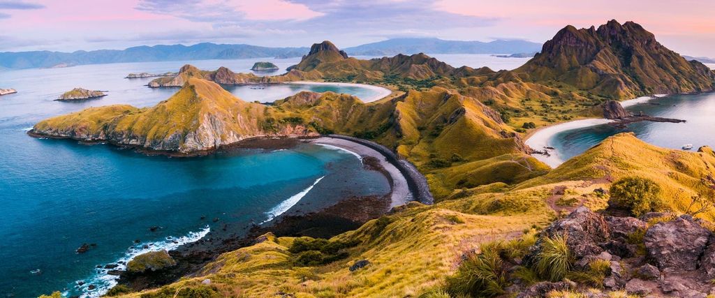 Pantai indah di Pulau Padar, Komodo, dengan pantai pasir putih dan air biru jernih.