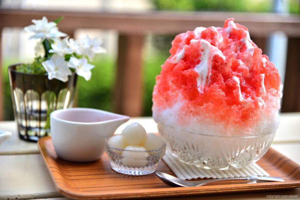 Bingsu segar dengan topping es krim dan buah strawberry.