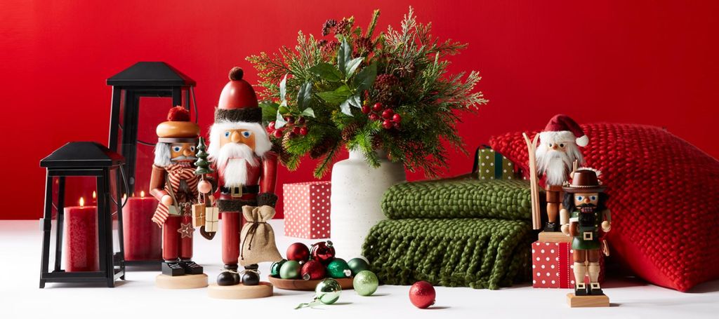 Perabot Natal dengan aksen merah, hiasan Natal, dekorasi Natal