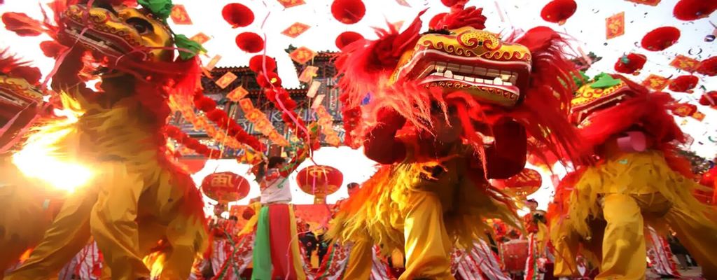 Pesta perayaan dengan lion dance dan lampu merah