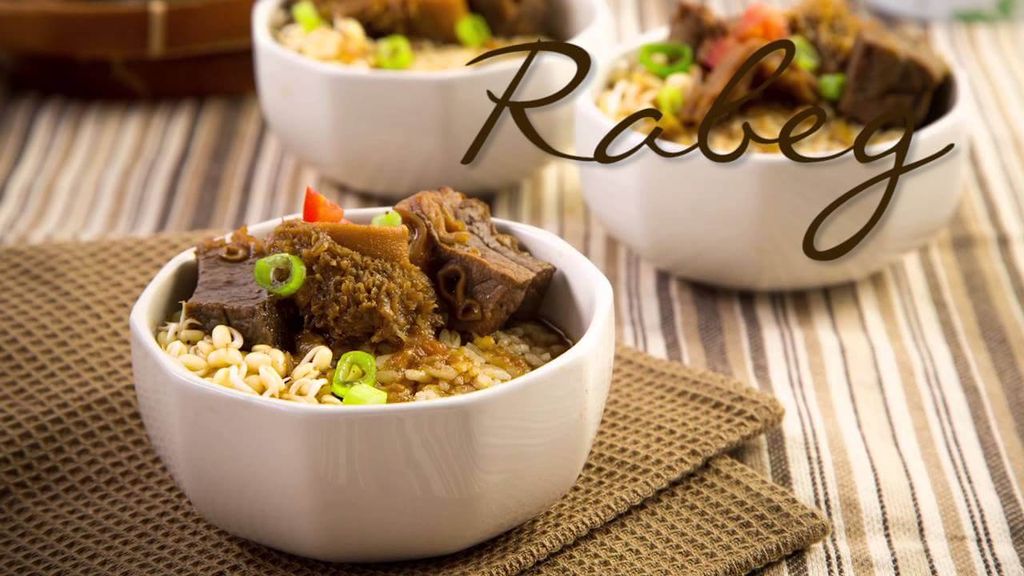 Makanan tradisional Rabeg dalam mangkuk putih, disajikan dengan kuah dan irisan daging.