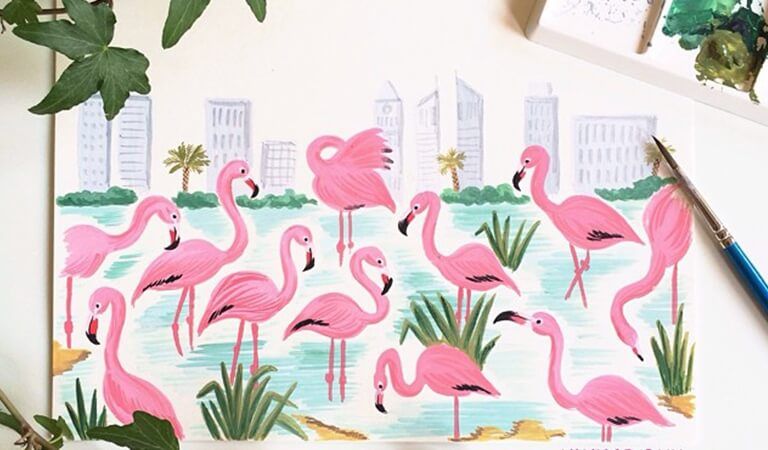 Ilustrasi flamingo di depan siluet kota